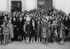 Quinto: Grupo de gente en la Biblioteca a�os 40