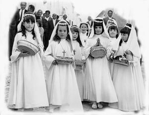 Quinto 1969: Procesi�n del Corpus Araceli, M. Pilar, Maribel, Montse