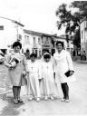 Quinto 1970, Delfina y Pilarin Subias en la comuni�n de sus hijos Ram�n y Merche en el puente San Juan