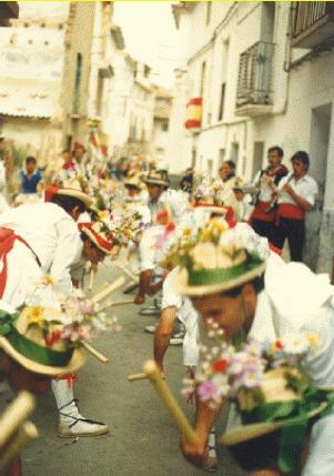 Quinto- Danzantes en la Procesin de Santana aos 80