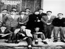 Quinto, aos 50 Julian Naval, Carlos Huevero, Cajalera y otros en la puerta del Ayuntamiento viejo