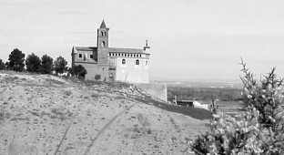 La Iglesia vista desde el Purburel dominando perfectamente uno de los lados y la puerta de acceso