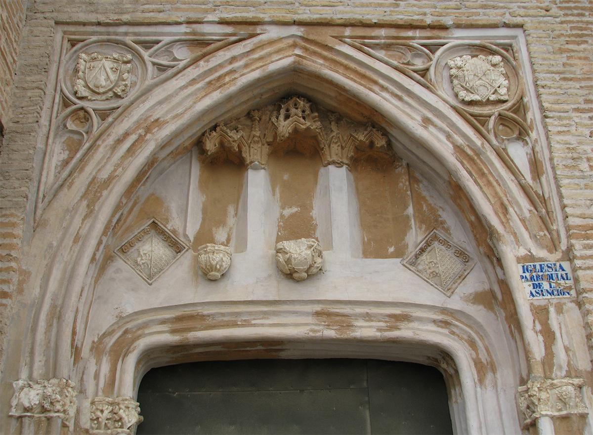 Escudos en la puerta sur de La Iglesia de la Asunción, El Piquete