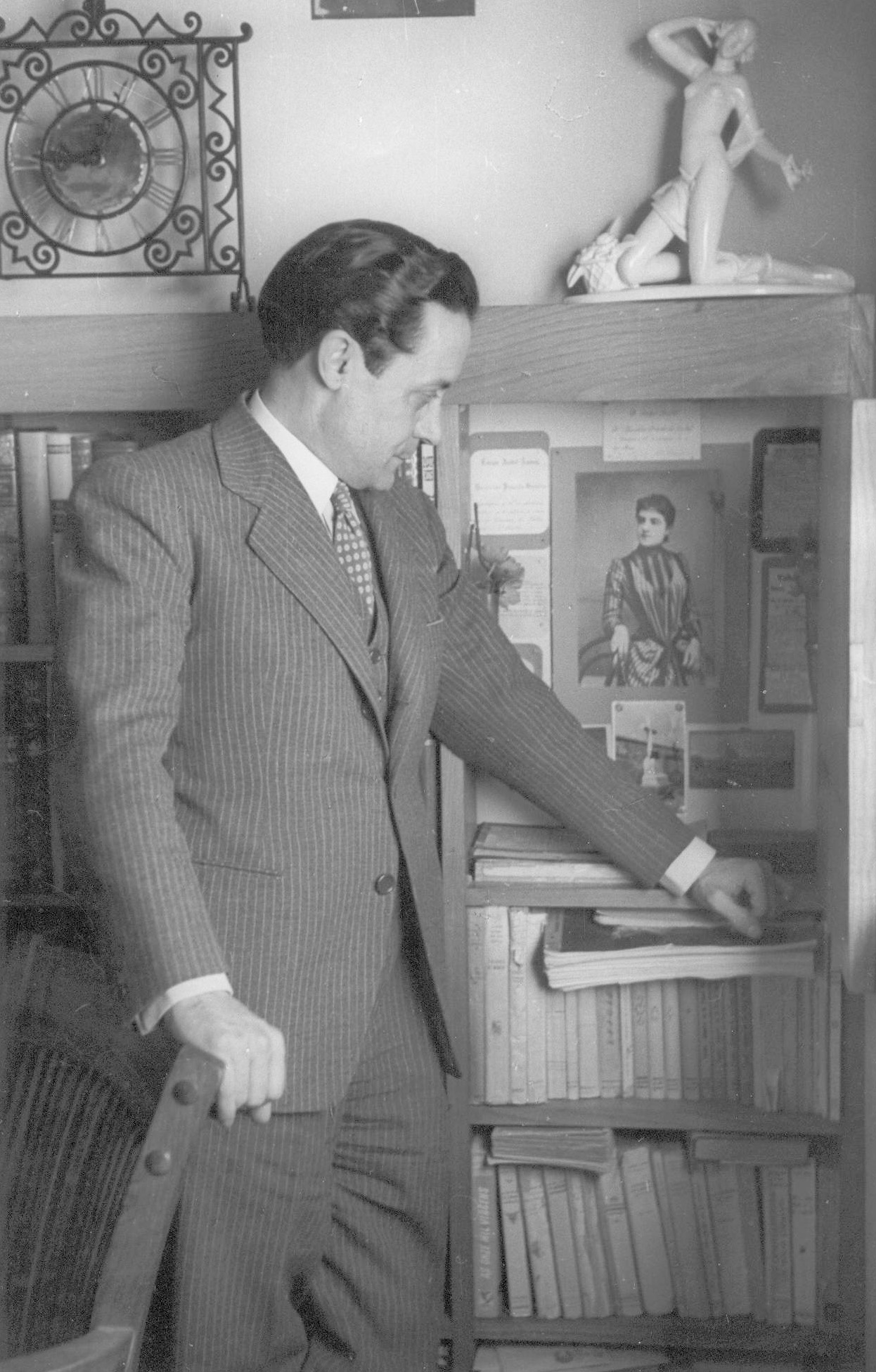 Detalle de la foto de la tumba de Marcelina Poncela en un retrato de Jardiel